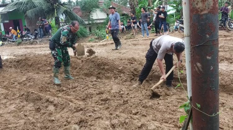Dibantu Warga, Kapolres Tanggamus Bersama Dandim dan Personelnya Berjibaku Buka Jalinbar Semaka