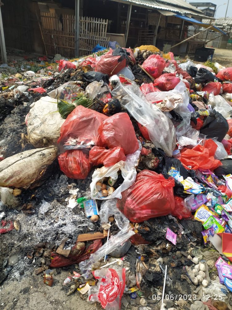 Kepala DLHK Kab Bekasi Tutup Mata  Adanya Tumpukan Sampah di PD Pasar Jaya Babelan