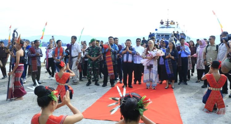 Bupati Samosir Sambut Kedatangan KASAD Jenderal TNI Dudung Abdurachman di Samosir.