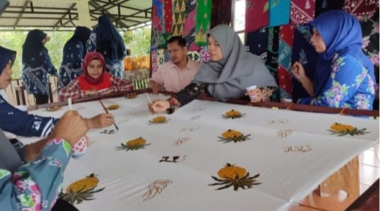 Melihat Batik Mandau, Kreasi Ibu-ibu PKK Yang Angkat Motif Melayu & Migas