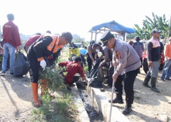 Polres Pringsewu Gelar Aksi Peduli Lingkungan Di Pasar Sarinongko Pringsewu