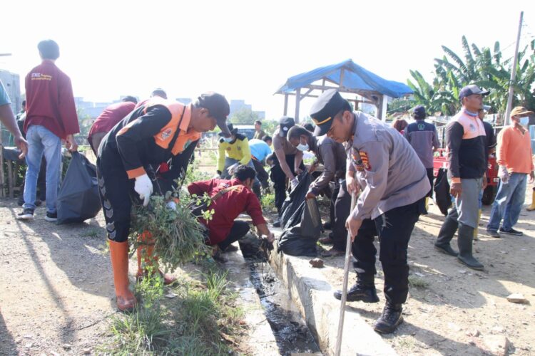 Polres Pringsewu Gelar Aksi Peduli Lingkungan Di Pasar Sarinongko Pringsewu