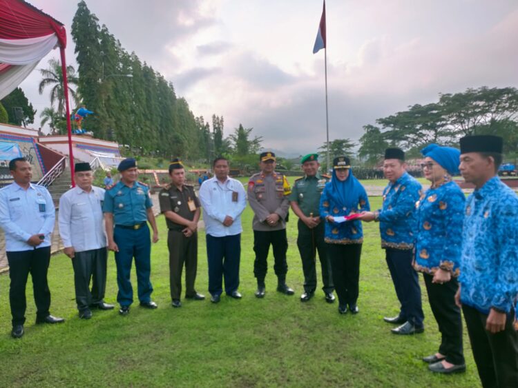 Bupati Tanggamus Hj. Dewi Handajani, Menjadi Pemimpin Upacara Hari Koperasi, Hari Kelautan, dan Hari Anak Nasional Tahun 2023.