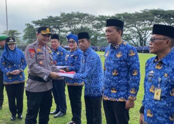 Sihumas Polres Tanggamus Polda Lampung, Press Release No : 186/VII/HUM.6.1.1/2023/Res Tgms, Polres Tanggamus Ikuti Upacara Tiga Peringatan dan Pembagian 10 Juta Bendera