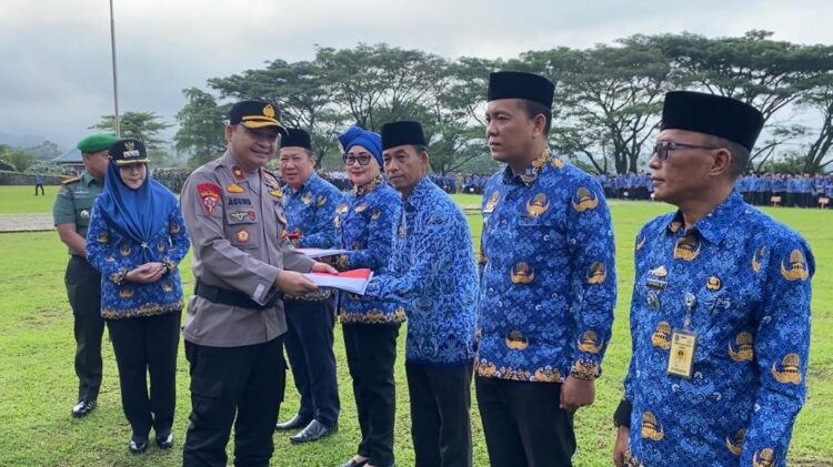 Sihumas Polres Tanggamus Polda Lampung, Press Release No : 186/VII/HUM.6.1.1/2023/Res Tgms, Polres Tanggamus Ikuti Upacara Tiga Peringatan dan Pembagian 10 Juta Bendera