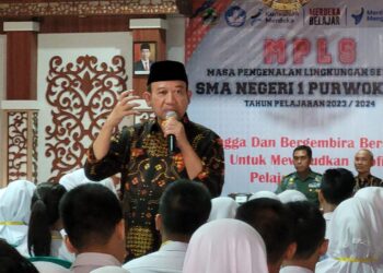 Husein Kenalkan Makna Indonesia Raya Melalui MPLS di SMA N 1 Purwokerto