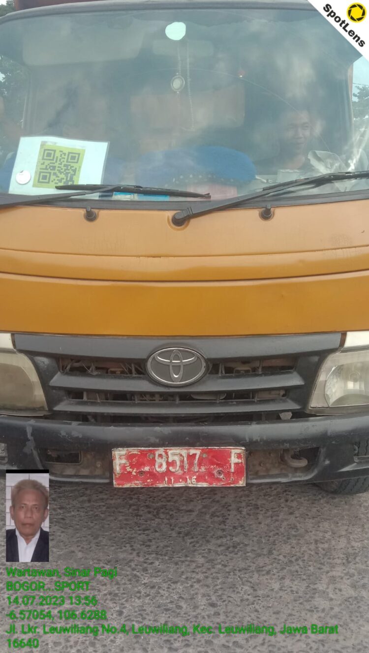 Tak Layak Jalan! Truk Sampah Di Lewiliang Masih Beroprasi