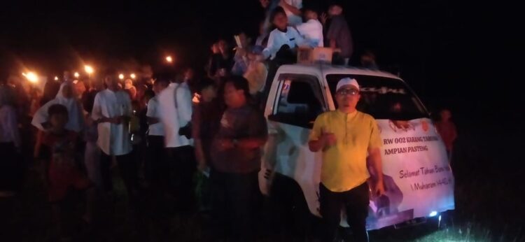 “Sambut 1 Muharram 1445 Hijriyah, Warga RT 04 RW 06 Desa Cikopomayak  iIkut Pawai Obor dan Istighosah”