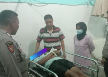 Kondisi Tergeletak, Polres Tanggamus Evakuasi Penjaga Kantor PDAM ke Rumah Sakit