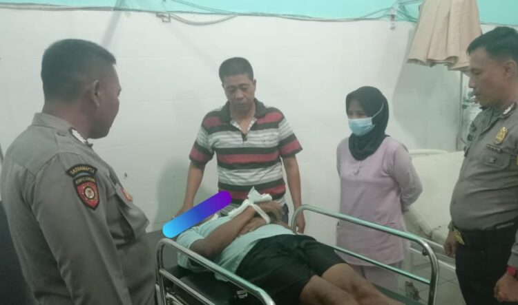 Kondisi Tergeletak, Polres Tanggamus Evakuasi Penjaga Kantor PDAM ke Rumah Sakit