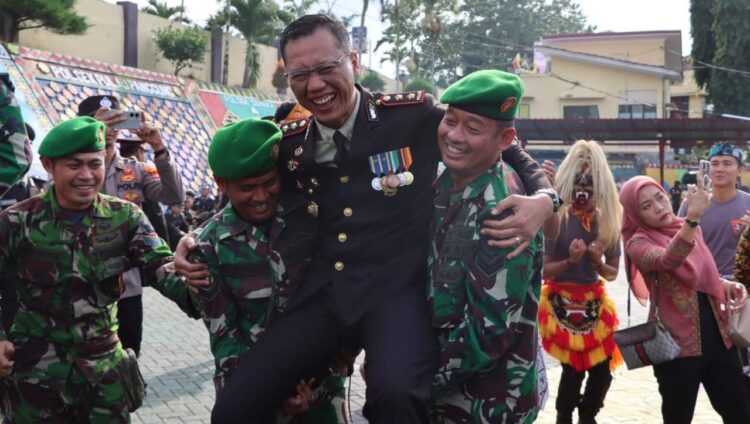 Meriahkan Hari Bhayangkara ke 77, Polres Tanggamus dan TNI Tampilkan Seni Reog Ponorogo