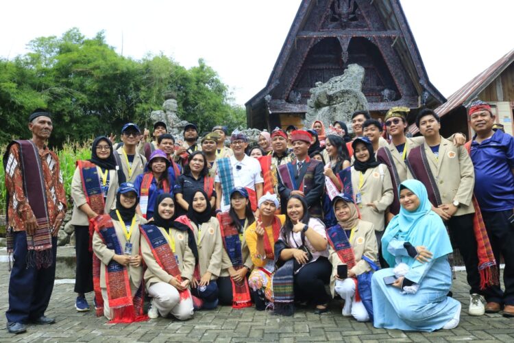 Bupati Samosir Dampingi Kunjungan Kerja Menparekraf Ke – Desa Wisata Hariara Pohan