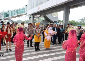 Kapolresta Deli Serdang Sambut Kedatangan Kapolda Sumut Baru Di Bandara Udara Internasional Kualanamu Deli Serdang