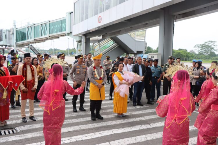 Kapolresta Deli Serdang Sambut Kedatangan Kapolda Sumut Baru Di Bandara Udara Internasional Kualanamu Deli Serdang