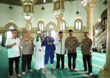 Kapolda Sumut Irjen Pol Agung Setya Tiba di KNIA dan Tunaikan Salat di Masjid Raya Al Mashun
