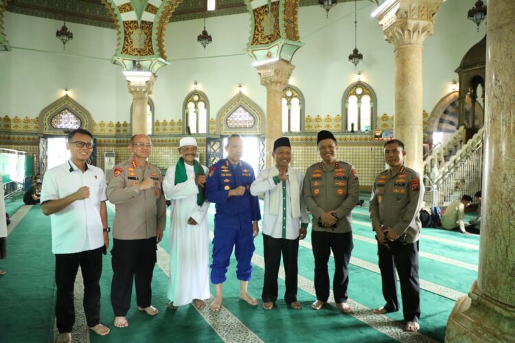 Kapolda Sumut Irjen Pol Agung Setya Tiba di KNIA dan Tunaikan Salat di Masjid Raya Al Mashun