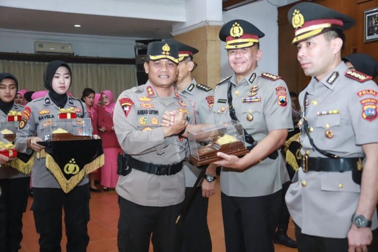 Kapolda Jateng Pimpin Sertijab 4 PJU dan 5 Kapolres, Kabidhumas Polda Jateng yang baru Komiten Teruskan Kebijakan Jalin Kemitraan Positif Dengan Media