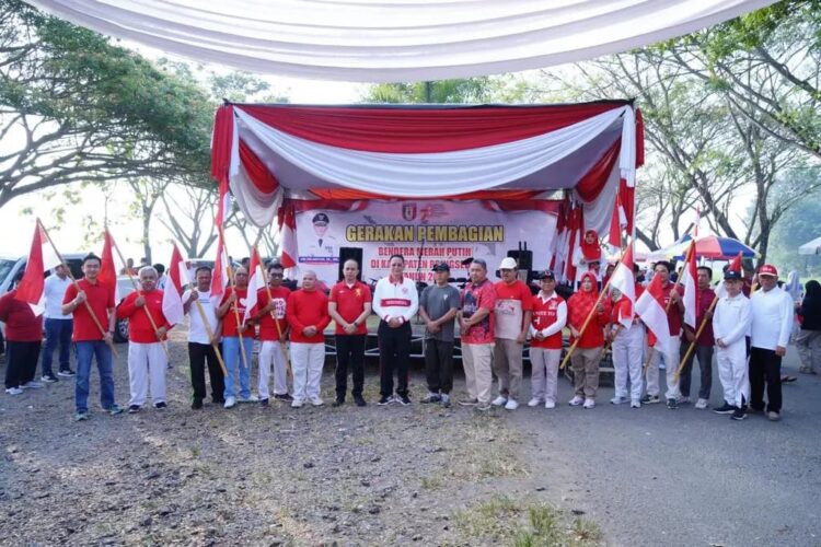 Kapolres Pringsewu Hadiri dan Dukung Gerakan Pembagian 10 Juta Bendera Merah Putih