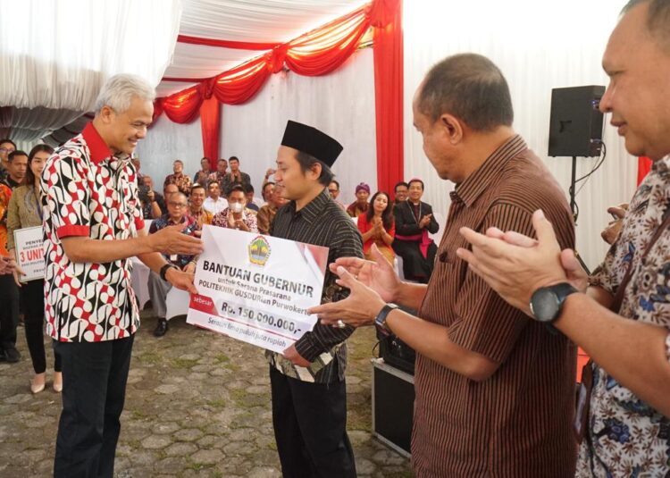 Ganjar Bantu Politeknik Gusdurian Banyumas Senilai Rp150 Juta