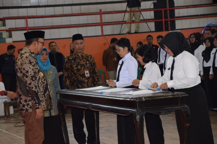 Bupati Husein Lantik 1956 Guru P3K Banyumas