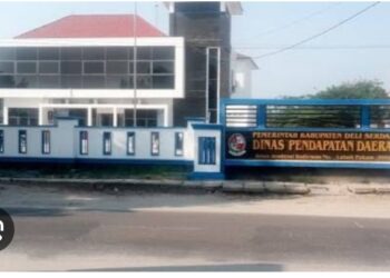 Desa Cikopomayak Menjaga Lingkungan Melalui Kegiatan Jumat Bersih