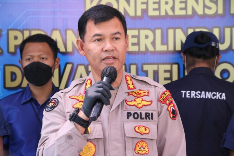 Desa Cikopomayak Menjaga Lingkungan Melalui Kegiatan Jumat Bersih