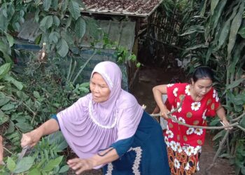 Desa Cikopomayak Menjaga Lingkungan Melalui Kegiatan Jumat Bersih