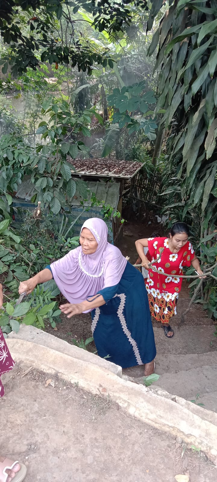 Desa Cikopomayak Menjaga Lingkungan Melalui Kegiatan Jumat Bersih