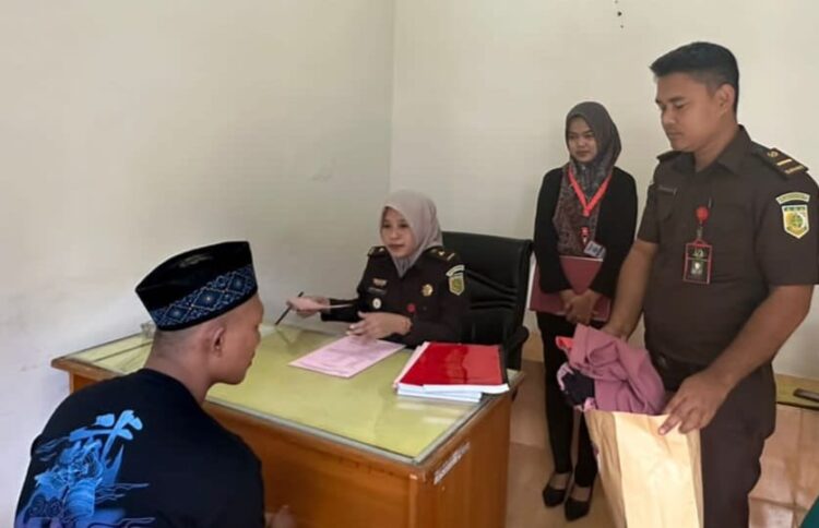 Satreskrim Polres Tanggamus Limpahkan Tiga Tersangka Pencabulan Dan Persetubuhan Di Cukuh Balak Ke Kejaksaan