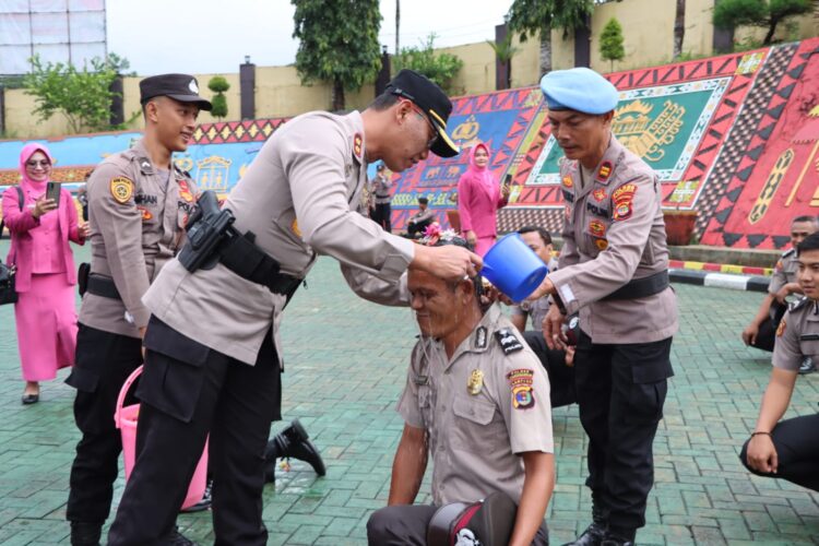 Dua Puluh Delapan Personel Polres Tanggamus Naik Pangkat