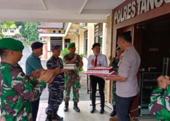Kodim 0424 dan TNI AL Pos Kota Agung Berikan Kejutan Polres Tanggamus Pada HUT Bhayangkara ke 77