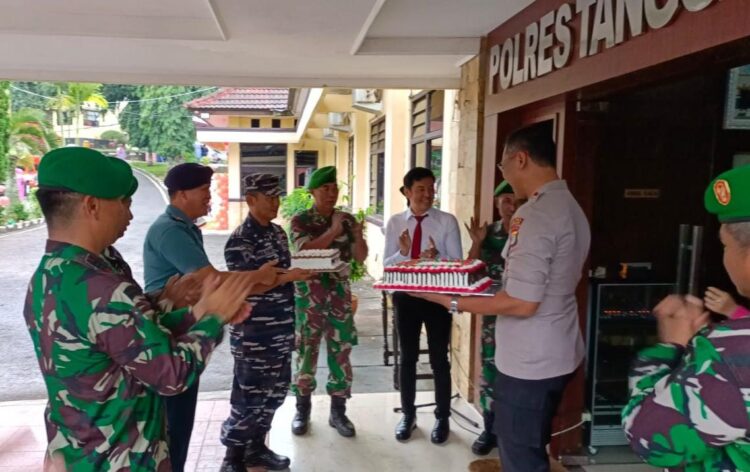 Kodim 0424 dan TNI AL Pos Kota Agung Berikan Kejutan Polres Tanggamus Pada HUT Bhayangkara ke 77