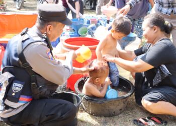 Polri Salurkan Bantuan Air Bersih Atasi Kekeringan di Grobogan