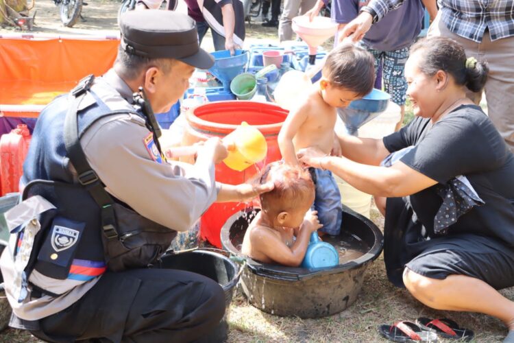 Polri Salurkan Bantuan Air Bersih Atasi Kekeringan di Grobogan