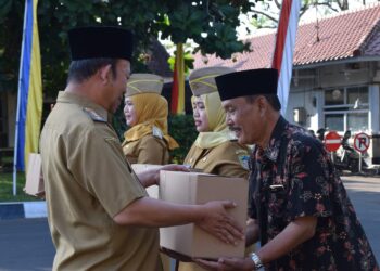 Menjelang 17 Agustus, Bupati Banyumas Bagikan 1.409 Bendera Merah Putih