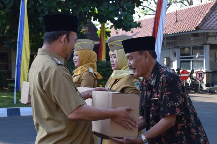 Menjelang 17 Agustus, Bupati Banyumas Bagikan 1.409 Bendera Merah Putih