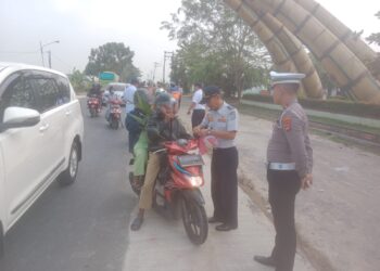 Semarakkan HUT RI Ke-78, Satlantas Polres Pringsewu Dan Dishub Bagikan Bendera Merah Putih Kepada Pengguna Jalan