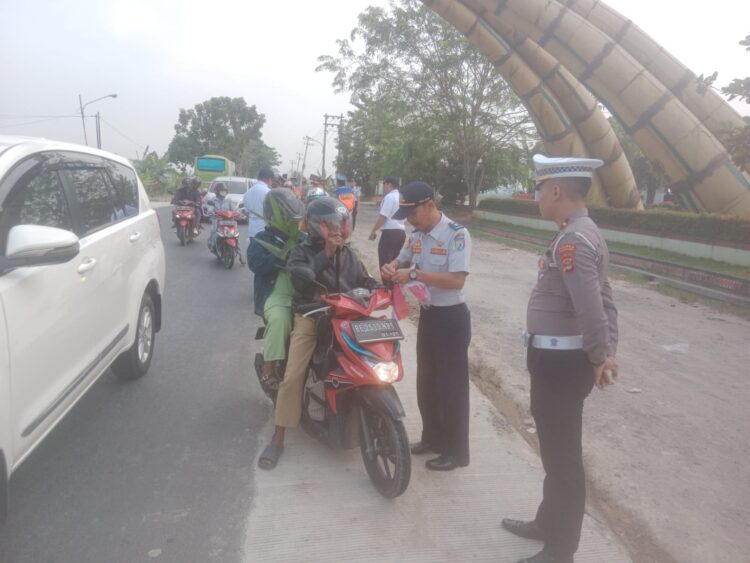Semarakkan HUT RI Ke-78, Satlantas Polres Pringsewu Dan Dishub Bagikan Bendera Merah Putih Kepada Pengguna Jalan