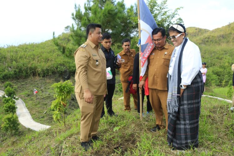 Bupati Samosir Tanam Pohon Dikomplek Situs Rumahela Pusuk Buhit