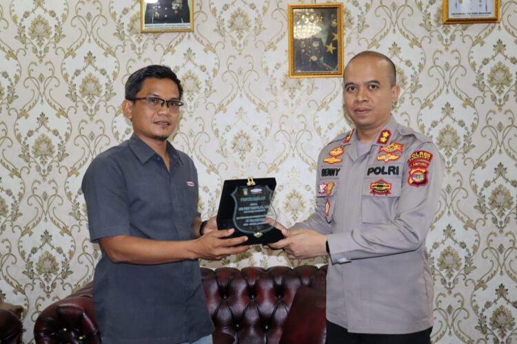 Kapolres Pringsewu Terima Penghargaan atas Keberhasilan Mengungkap Kasus Pencurian di Gudang PT Indomarco