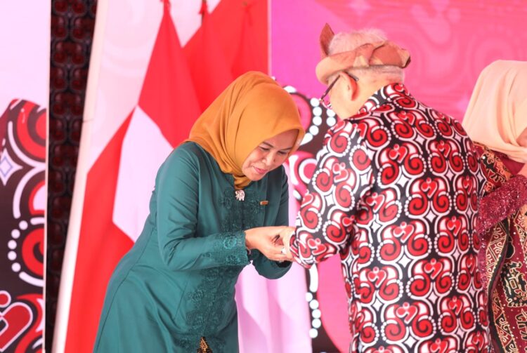 Bupati Husein dan Ketua TP-PKK Banyumas Terima Satyalencana Wira Karya di Harganas 2023