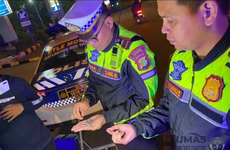 Sterilisasi Ranjau Paku, Sat Lantas Polres Tangsel Sisir Jl. Pahlawan Seribu