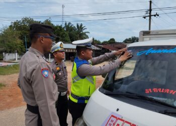 Satgas Preemtif Satlantas Polres Rohil Bagikan 100 Stiker Keselamatan