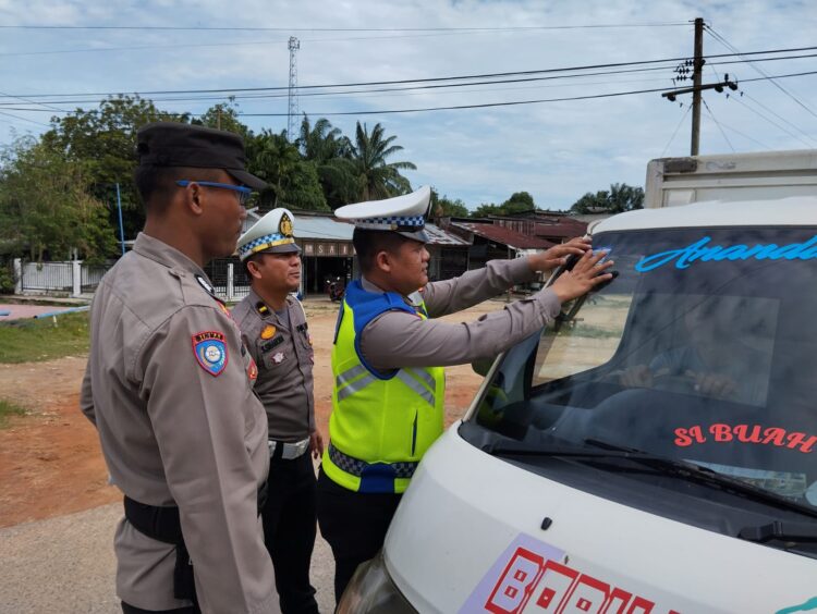 Satgas Preemtif Satlantas Polres Rohil Bagikan 100 Stiker Keselamatan