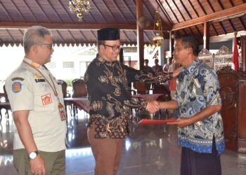 Bupati Serahkan Bantuan Sosial Kepada 88 Mantan Anggota Satlinmas