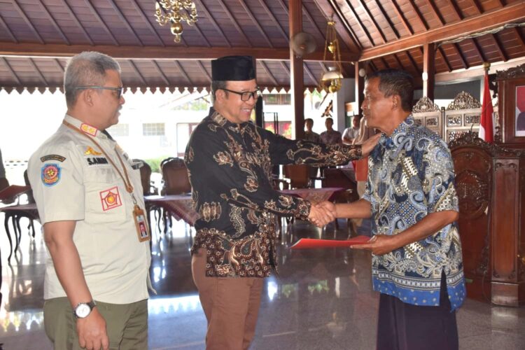 Bupati Serahkan Bantuan Sosial Kepada 88 Mantan Anggota Satlinmas