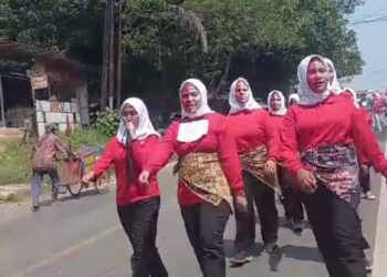 Ibu-Ibu Desa Sedesa Cikopomayak Tampil Prima Ikuti Lomba Gerak Jalan Semarakkan HUT RI Ke 78  Sekecamatan Jasinga