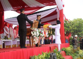 Kapolres Pringsewu Pimpin Upacara Penurunan Bendera Peringatan HUT Kemerdekaan RI ke-78