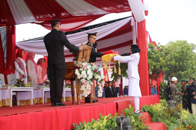 Kapolres Pringsewu Pimpin Upacara Penurunan Bendera Peringatan HUT Kemerdekaan RI ke-78