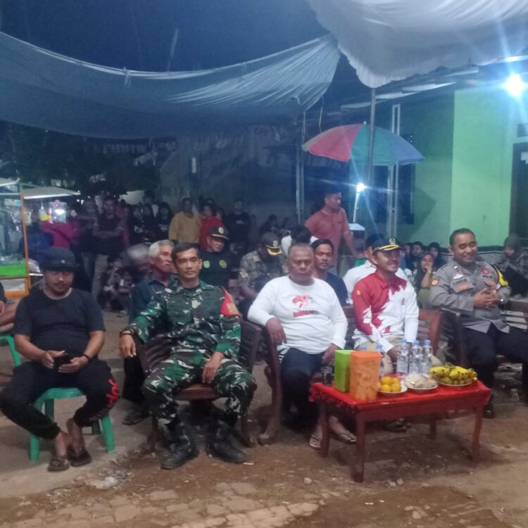 Anggota Bhabinkamtibmas Polsek Ciasem Polres Subang Santuni Dusun Babakan RT 03/06 Desa Binaan Ciasem Baru